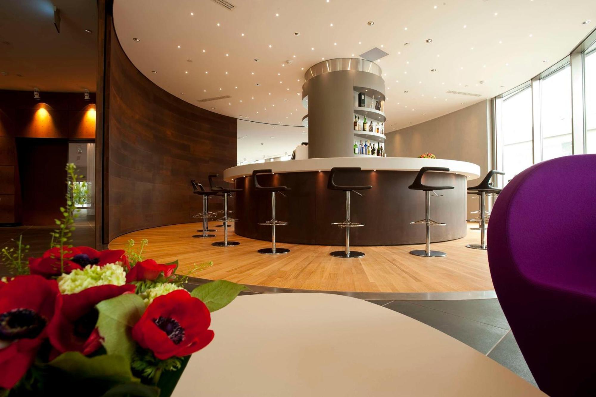Best Western Plus The Hub Hotel Милано Ресторант снимка
